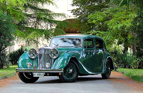 Automotoretrò - AutoMotoRetrò presso Fiere di Parma evento del motorismo strorico con la Jaguar SS 3.5 del 1939 vintage cars. Scopri le Foto!